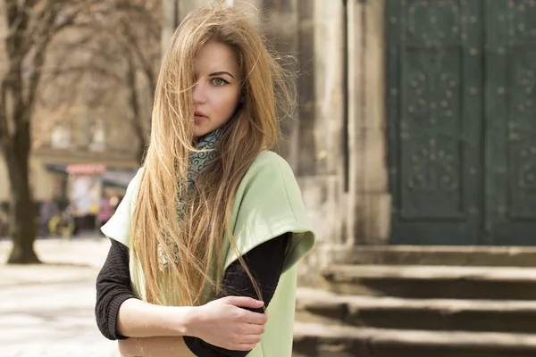유행 코트에 매력적인 금발 모델 — 스톡 사진