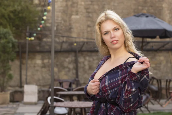 Sinnliche blonde Frau im aufgeknöpften Hemd — Stockfoto