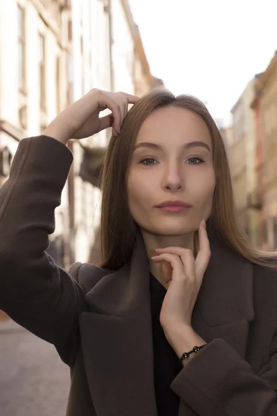 Nahaufnahme einer hübschen Frau auf der Straße — Stockfoto