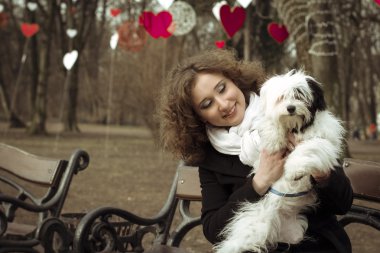 Güzel sarışın kadın ile köpek parkta