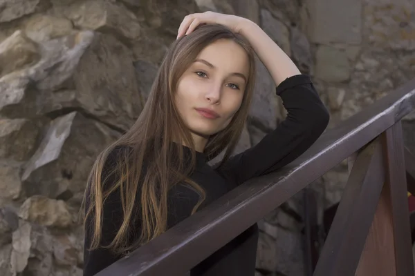 Jovem mulher nos trilhos na rua — Fotografia de Stock