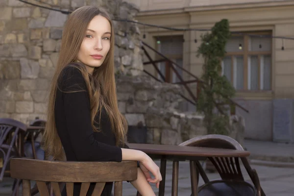 Schöne Frau sitzt in einem Straßencafé — Stockfoto