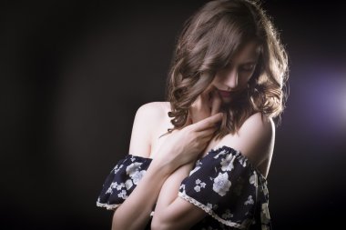 Gölgelerin içinde ihale esmer kadın