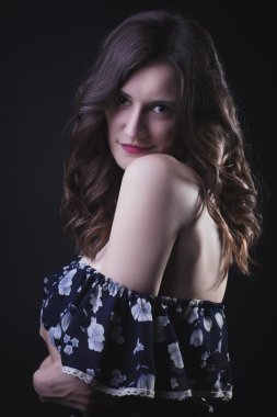 Vintage elbiseli güzel esmer kadın