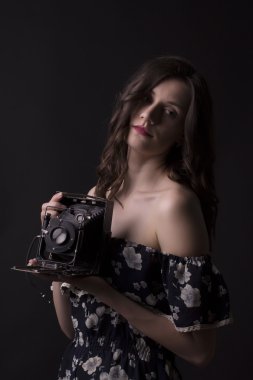 Gölgelerde retro fotoğraf makinesi ile oldukça esmer kadın