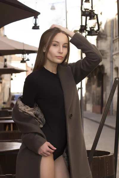 La modelo joven a la moda posando en la calle — Foto de Stock