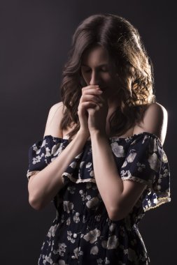 Genç esmer kadın dua