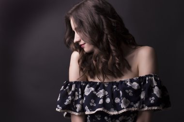 Esmer esmer kadın çıplak omuz ile