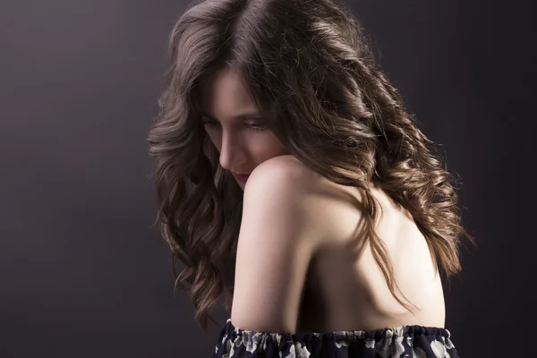 Elegancka brunetka kobieta z nagie ramiona — Zdjęcie stockowe