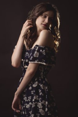 İhale kadın karanlıkta poz