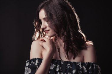 Bu karanlık poz güzel genç kadın