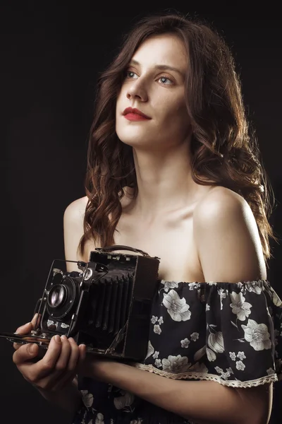 Красивая женщина-фотограф с ретро-камерой — стоковое фото