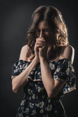 güzel esmer kadın dua