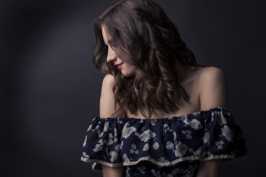 Gölgelerin içinde ihale esmer kadın