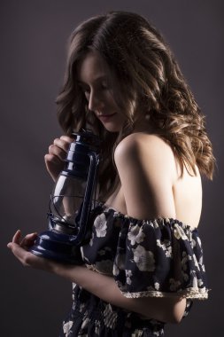 Bir vintage içinde ihale genç kadın