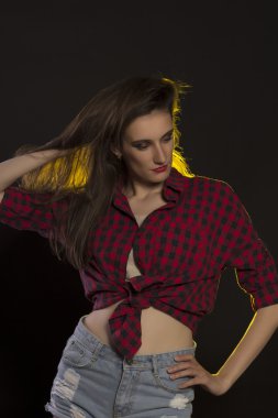 Kot şort ve kırmızı ekose desenli gömlek genç kadın