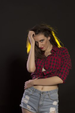 Kot şort ve ekose gömlek moda kadın