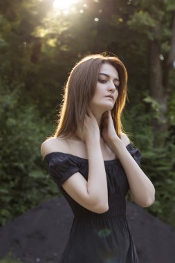 Güneş ışınlarının güzel kadın