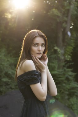 Gün batımında parkta zarif kadın