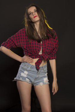 Kot şort ve ekose gömlek güzel esmer kadın