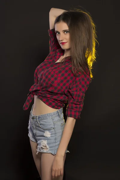 Mulher morena bonita em jeans roupas — Fotografia de Stock