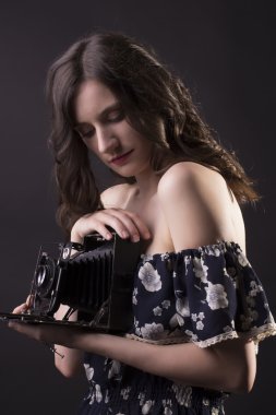 Güzel kadın fotoğrafçı retro kamera ile