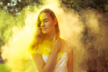 Renkli toz ile oynarken oldukça esmer kadın