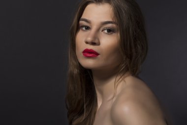 Çıplak omuz ile esmer modeli