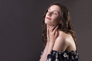 Gölgelerde şehvetli esmer modeli