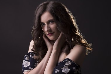 Karanlıkta çekici esmer modeli