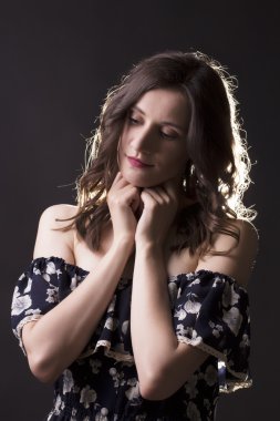 Esmer modeliyle ihale: çıplak omuz