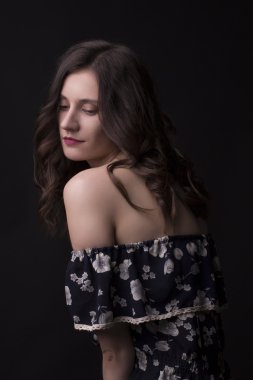 Karanlıkta şehvetli esmer modeli