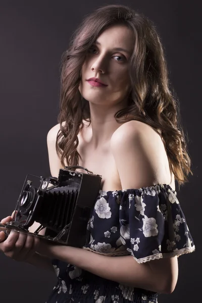 Eski fotoğraf makinesi ile oldukça esmer kadın