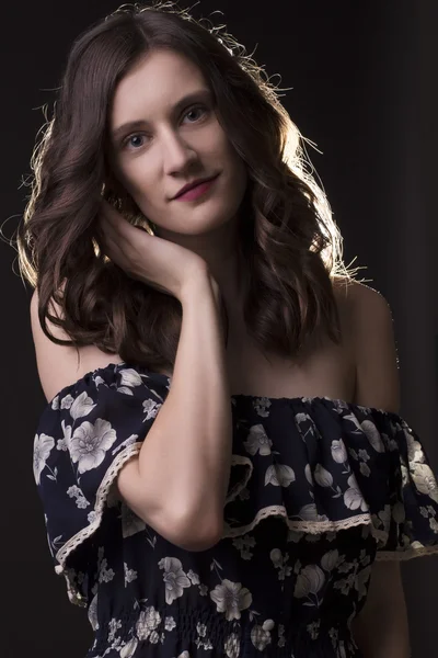 Çıplak omuz ile gülümseyen esmer modeli