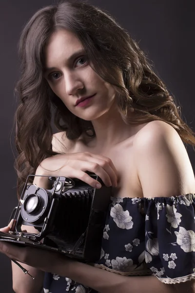 Retrato de close-up de mulher com câmera vintage — Fotografia de Stock