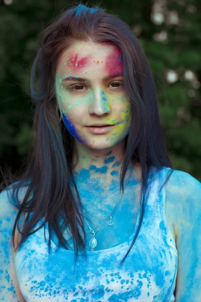 Gros plan portrait de femme brune sur holi festival de couleur — Photo