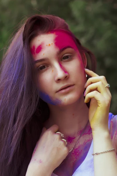 Ładna brunetka dama na holi Festiwal kolor — Zdjęcie stockowe