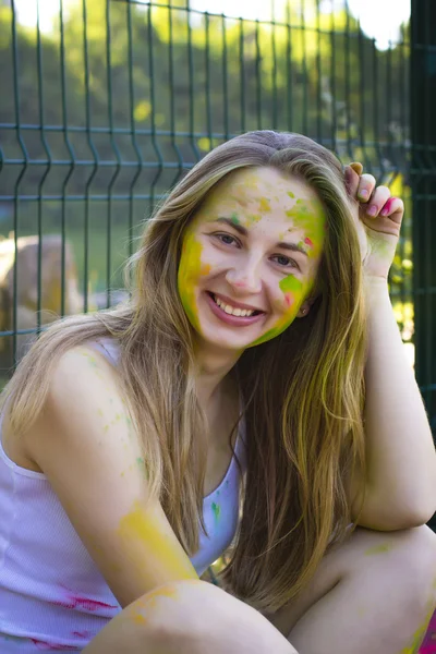 Щаслива молода жінка на фестивалі Holi — стокове фото