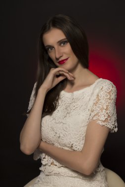 Parlak saçlar siyah bir arka plan ile güzel modeli