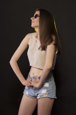 Siyah bir güneş poz güzel esmer kadın