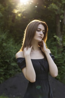 Güneş ışınlarının çekici kadın