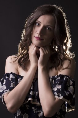 Güzel esmer modeli ile çıplak omuz