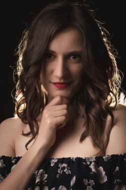 Çıplak omuz ile gülümseyen esmer modeli