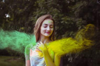 Sarı ve yeşil boya Holi mutlu esmer