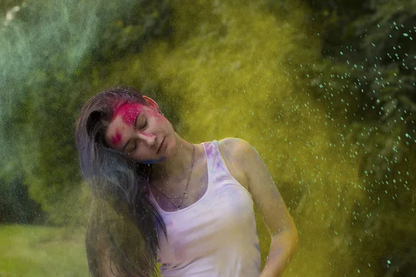 Saç hareket ve etrafındaki sarı boya ile model