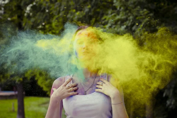 Young woman with dry colored powder falls on her — Stock Photo, Image