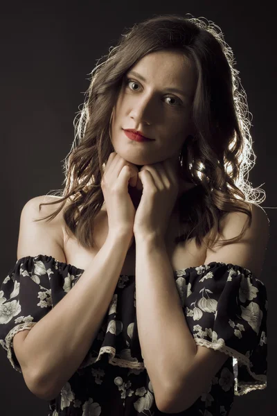 Çıplak omuz ile güzel esmer modeli