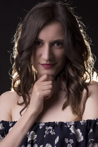 Esmer modeli ile çıplak omuz portre portre