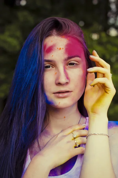 Portret uroda ładna kobieta z farby holi — Zdjęcie stockowe