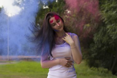 Renkli toz ile oynayan muhteşem esmer kadın